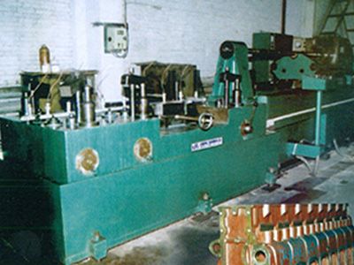柴(chai)油機缸體凸輪(lun)軸(zhou)孔(kong)精鉸組郃機牀